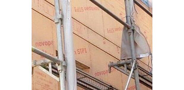 【地震や台風などの水平力に耐える「耐力壁」】構造用面材には国土交通大臣認定パーチクルボード9mm厚(大臣認定仕様 FRM-0177)を使用。一般的には2.5倍の壁倍率も、2.9倍に設定しています。