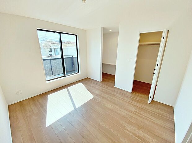 【☆Room☆ 】居室のサッシにはペアガラスを採用、高い断熱性による省エネと結露対策に有効です。室内を快適な空間に代えてくれます。現地の採光や通風も実際にご確認下さいませ♪