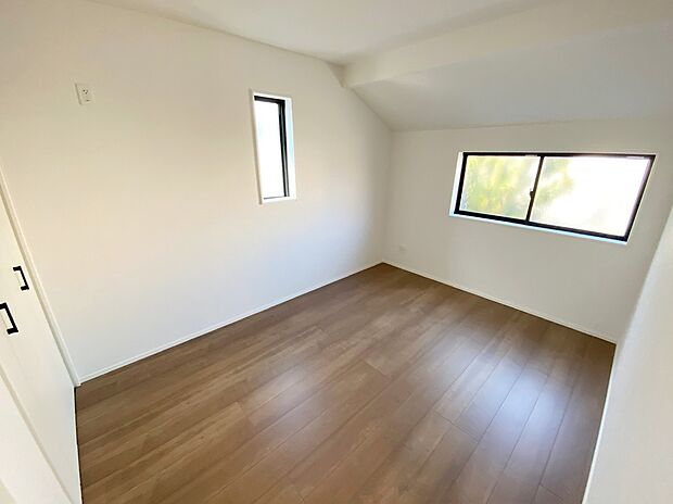 【☆Room☆ 】2面採光を確保した明るい室内は、風通しも良く、大変居心地の良い空間となっております。爽やかな風を感じて起きる朝は、快適生活の始まりに！