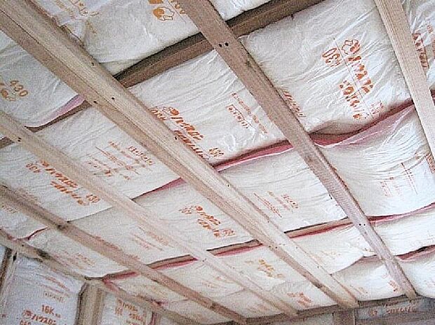 【夏涼しく、冬暖かい「断熱材」】床・天井・壁の隙間に断熱材を入れることで、外部との断熱性・室内の保温性を高め、快適な居住空間を保ちます。