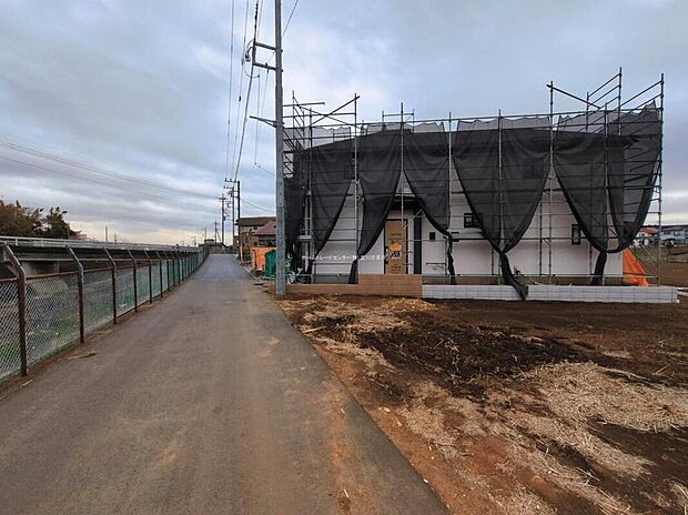 【前面道路含む現地写真】☆始発駅なので、毎日の通勤通学に便利♪
また、スーパー・コンビニ・ドラッグストアまで徒歩10分圏内!公園も近く、子育て世帯にもオススメな立地です!