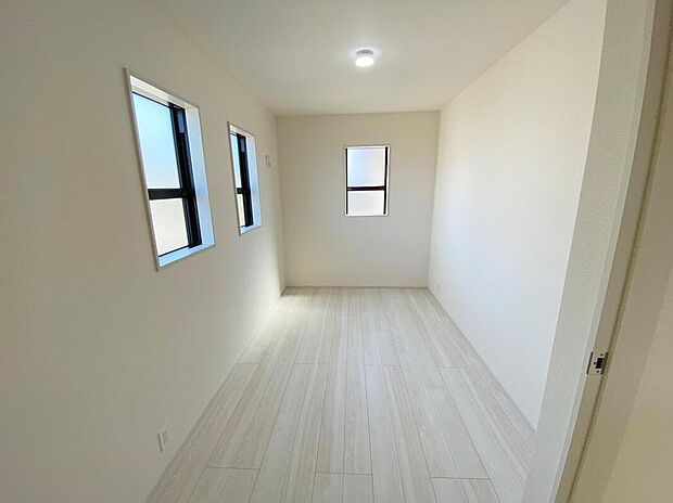 【☆Room☆】一人にひと部屋?収納?書斎?趣味部屋?あるいは客室?部屋数の多い間取りは、家族構成やライフステージの変化にも柔軟な対応を可能にし、家族の選択肢を広げます。