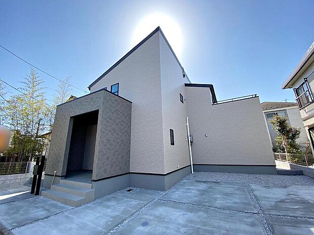 【現地外観写真】☆落ち着いた雰囲気の住宅街で、のんびりお過ごしいただけます。低層住居専用地域なので空が広く感じますね☆