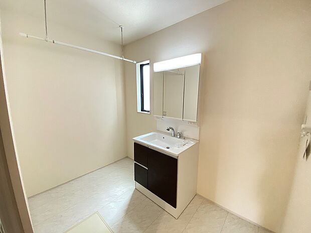 【☆Powder Room☆ 】☆Powder Room☆
収納スペースもバッチリなこちらの洗面化粧台。忙しい朝の時間にお役立ち！化粧品やヘアケア用品など細かな物もしっかり収納しておけるから「あれ？アレどこだっけ？」がなくなること間