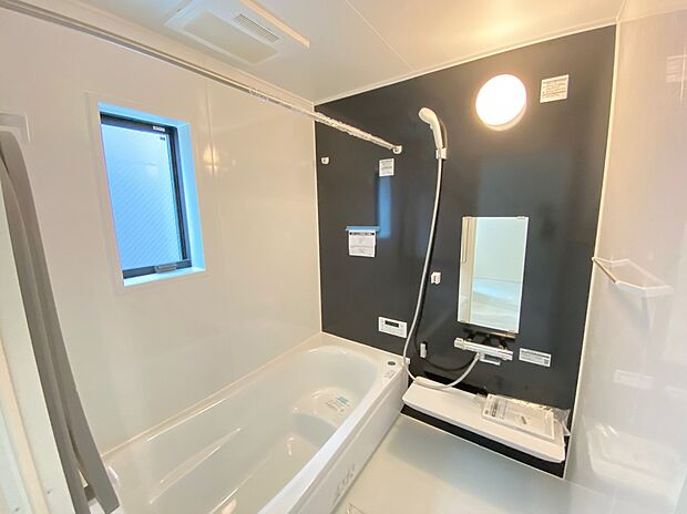 【☆System　Bath☆ 】☆System　Bath☆
半身浴も楽しめる一坪タイプの浴室は、防カビ仕様となっており、お掃除も楽々です。浴室乾燥機を完備し雨の日のお洗濯も安心です。