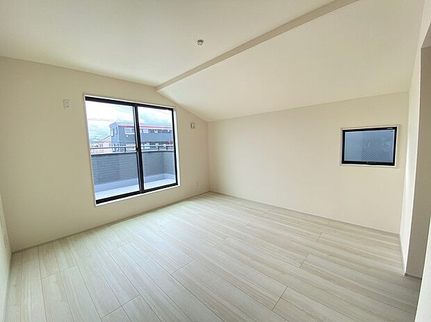【☆Room☆ 】☆Room☆
大きな窓からたっぷりと陽光が注がれる明るい空間。家族の成長に対応できる永住仕様の間取り。一日の疲れを癒やしてくれる、時を忘れて過ごせる空間。