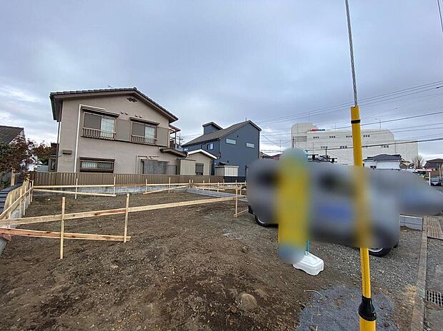 【現地外観写真】☆住む人を映し出す洗練された佇まいは、いつまでも輝き続けながらいつしか街の風景に溶け込んでいきます。デザイン・目に見える設備面も大切ですが、耐震構造で地震に強い家の為、次代へ繋ぐ強固な住宅です。