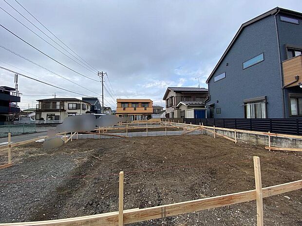 【現地外観写真】☆街に溶け合う美しい景観を生みだせるシンプルシックでおしゃれな外観と住み心地を考え貫いた設計！「ゆとりある落ち着いた暮らし」を叶えます♪