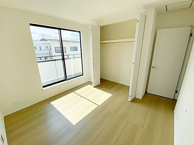 【☆Room☆】バルコニーに面したお部屋は、通風・採光共に良好な上、解放感タップリ♪
明るいお部屋は住まう人の心も明るくしてくれますね☆
