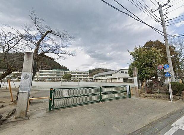 あきる野市立五日市小学校（約450m）