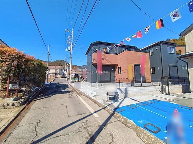 【前面道路含む現地写真】☆一戸建ての大きなメリットは、「自分の土地」を自由に使えること。好きなペットが飼えるほか、ガーデニングやＤＩＹ、車やバイクの手入れなど様々な趣味を楽しめます♪