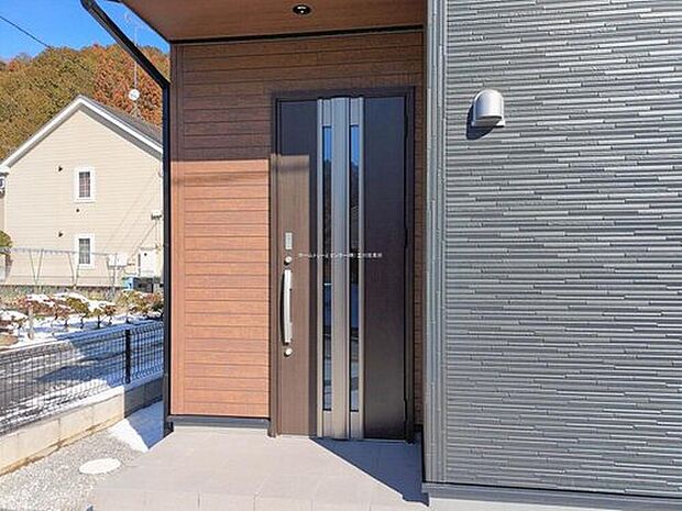 【☆Entrance☆】上質感漂う玄関と廊下。居住者の帰り、訪れる方を優しく迎える・安らぎに満ちた生活空間を予感させる。健やかな暮らしを楽しめそう。