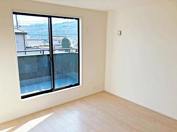 【☆Room☆】大きな窓からたっぷりの陽光が射し込むお部屋♪通風・採光に配慮した二面採光で、毎日が心地良い時間に♪