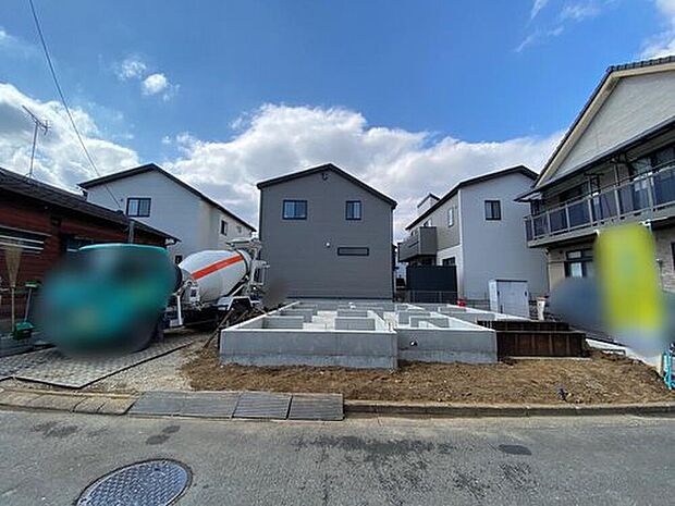 【【前面道路含む現地写真】】☆街に溶け合う美しい景観を生みだしているにも関わらず、採光や風通しを考えて設計された間取り。近隣との視線を考え、街全体で調整される窓位置。外観だけでなく、そこに住まうご家族の心地よさを最優先しました。