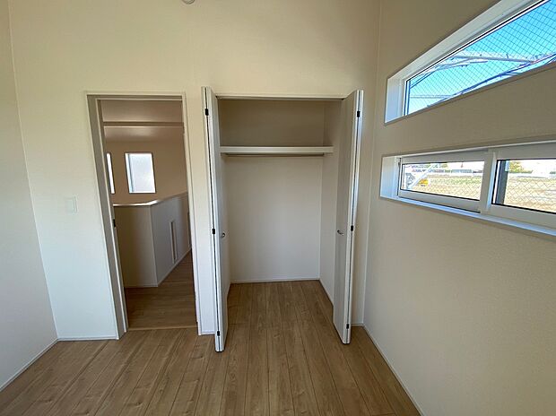 【☆Room☆ 】☆Room☆
居室にはクローゼットを完備し、自由度の高い家具の配置が叶うシンプルな空間です。お子様の成長と共に必要になる子供部屋にぴったりの間取りですね。