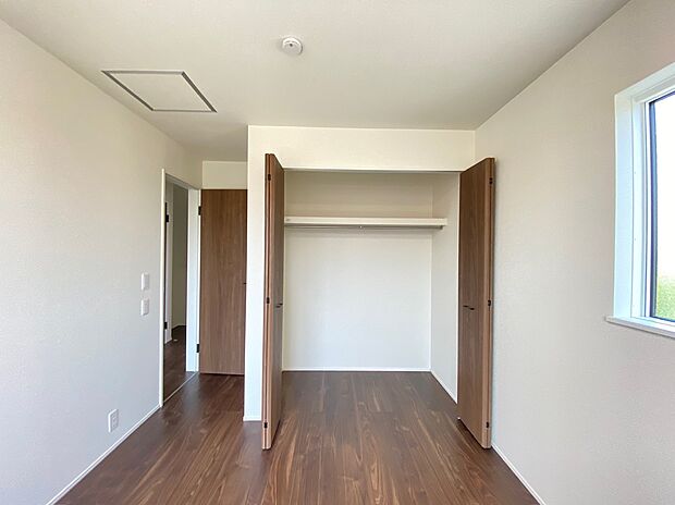 【☆Room☆ 】☆Room☆
ここは風の通り道。舞い込んでくる風が優しく躍り、室内に爽やかな空気を運んでくる。そこに季節の息吹を感じて、いまがどんな季節なのかを実感することができます。