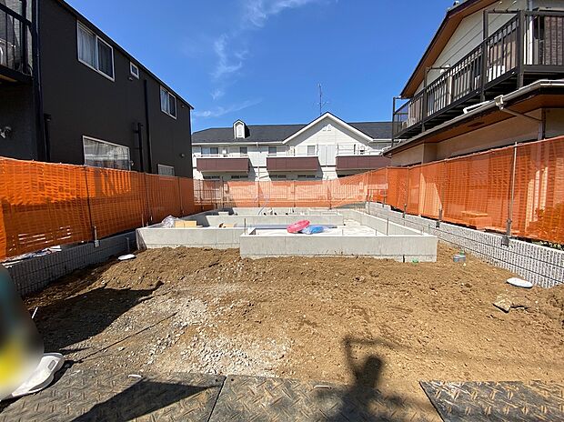 【前面道路含む現地写真】明るい陽光が注ぐ心地よい東南向きの邸宅！商業施設が近い他、八高線・中央線・京王線が利用でき、電車での通勤・通学をするご家族も暮らしやすい環境です♪♪