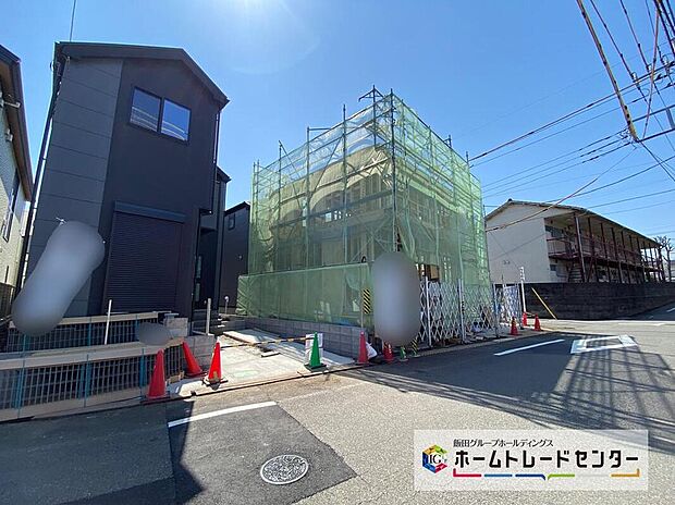 【前面道路含む現地写真】一戸建ての大きなメリットは、「自分の土地」を自由に使えること。好きなペットが飼えるほか、ガーデニングやＤＩＹ、車やバイクの手入れなど様々な趣味を楽しめます♪