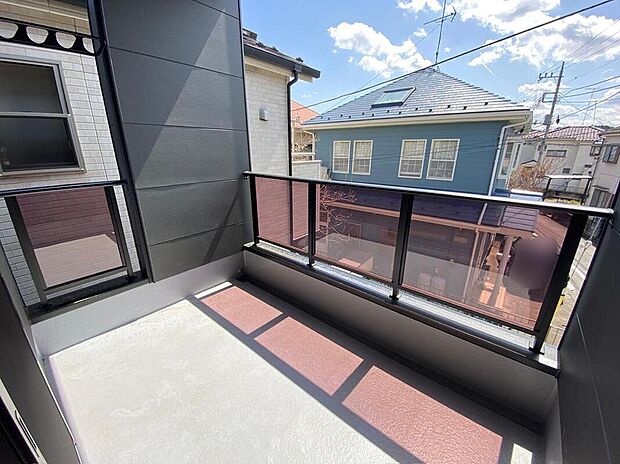 【バルコニー】太陽に愛された邸は、陽当り・通風に優れた魅力的かつ快適さを追求した邸宅でした。ここに住むからこそ意味がある。そんな特別感に浸りながら、毎日をお過ごし頂けるお家がこちらです♪