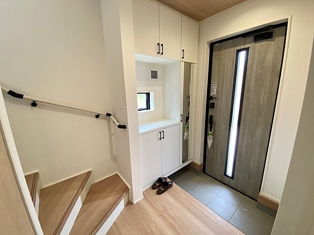 【☆Entrance☆ 】☆Entrance☆
お家に出会う人々を迎える玄関だからこそ、広々清潔感あふれる空間にしたいものです。採光・通風にも配慮された設計で毎日明るい空間をキープします♪