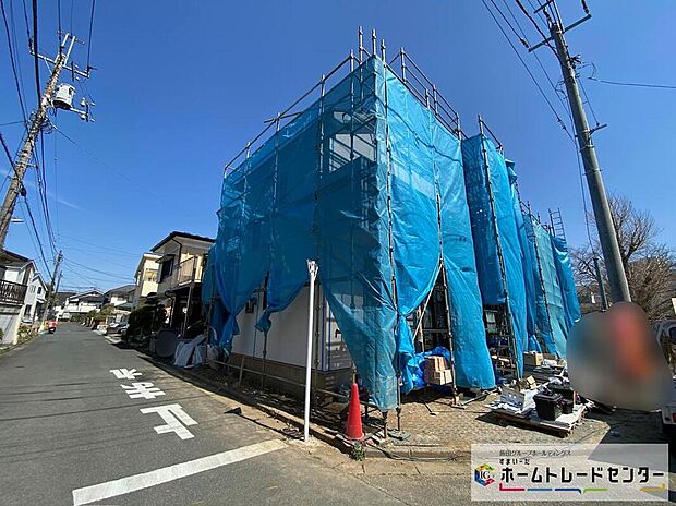 【前面道路含む現地写真】☆日当たり良好で開放的な角地のお住まい!充分な陽射しを取り込み、明るい日常をお過ごし出来ます。カースペース付き♪