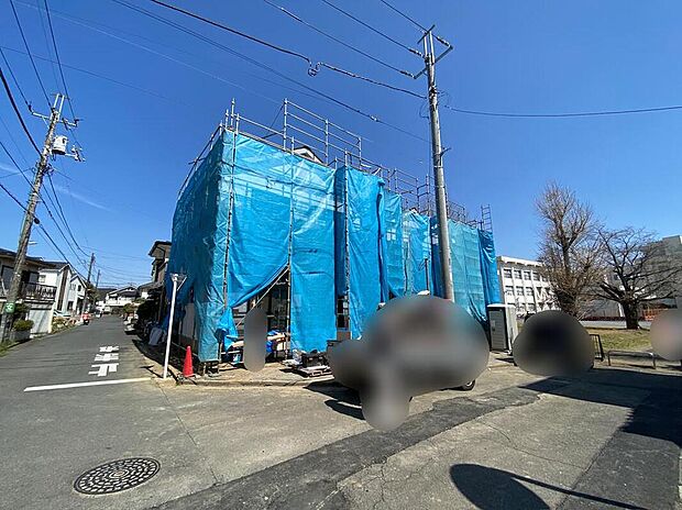 【現地外観写真】☆街に溶け合う美しい景観を生みだしているにも関わらず、採光や風通しを考えて設計された間取り。近隣との視線を考え、街全体で調整される窓位置。外観だけでなく、そこに住まうご家族の心地よさを最優先しました。