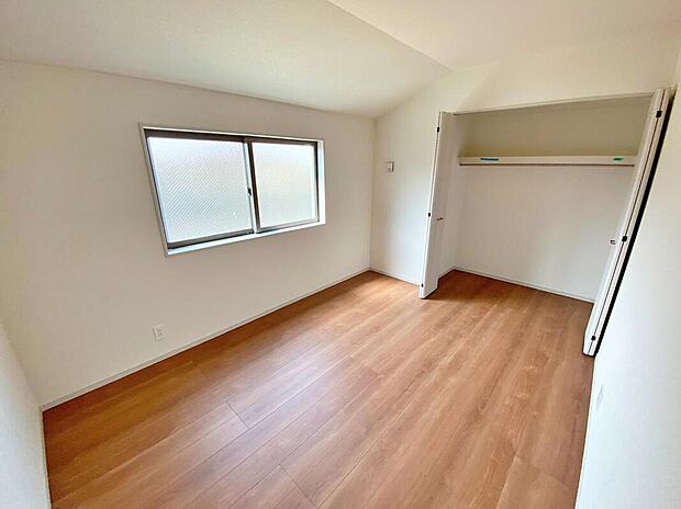 【☆Room☆】居室にはクローゼットを完備し、自由度の高い家具の配置が叶うシンプルな空間です。お子様の成長と共に必要になる子供部屋にぴったりの間取りですね。