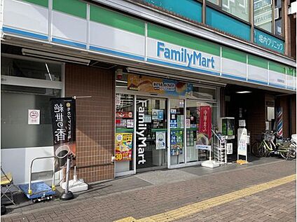ファミリーマート　昭島駅前店 1600m(徒歩20分／自転車7分)