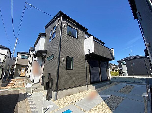 【現地外観写真】☆一戸建ては都心部などの物件を除き、駐車スペース付きの物件が一般的。
玄関と駐車スペースとの行き来もしやすく、天候が悪い日などに便利です。