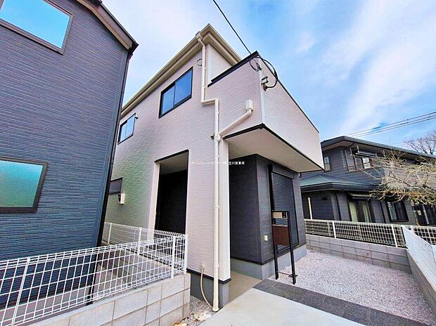 【前面道路含む現地写真】☆一戸建ての大きなメリットは、「自分の土地」を自由に使えること。好きなペットが飼えるほか、ガーデニングやＤＩＹ、車やバイクの手入れなど様々な趣味を楽しめます♪