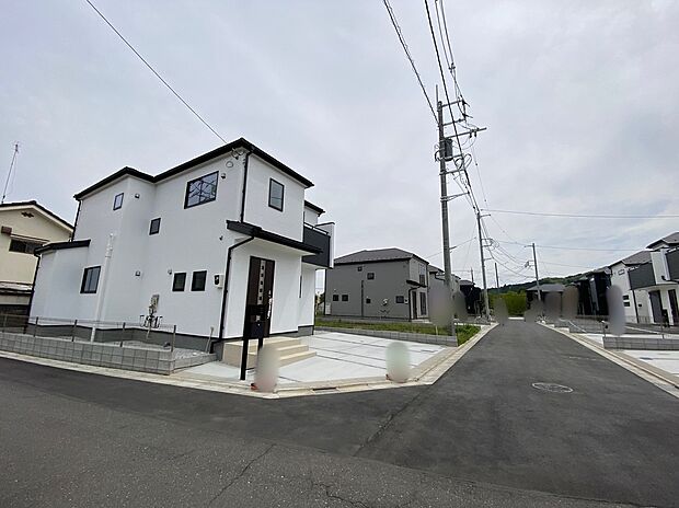 【前面道路含む現地写真】☆街に溶け合う美しい景観を生みだしているにも関わらず、採光や風通しを考えて設計された間取り。近隣との視線を考え、街全体で調整される窓位置。外観だけでなく、そこに住まうご家族の心地よさを最優先しました。