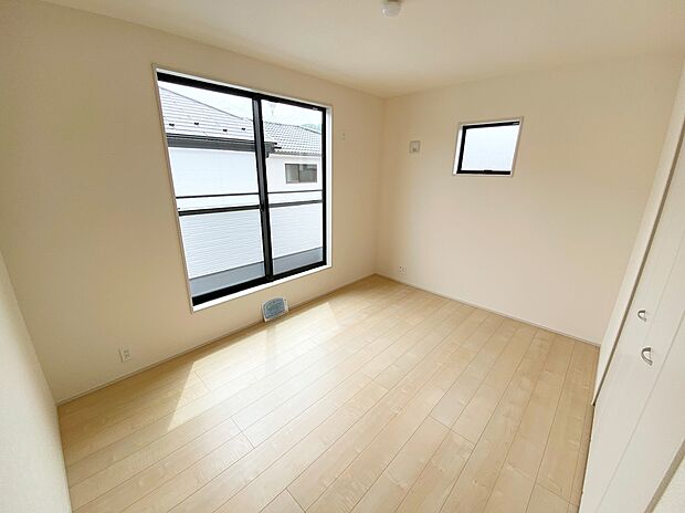 【☆Room☆】バルコニーに面したお部屋は、通風・採光共に良好な上、解放感タップリ♪
明るいお部屋は住まう人の心も明るくしてくれますね☆