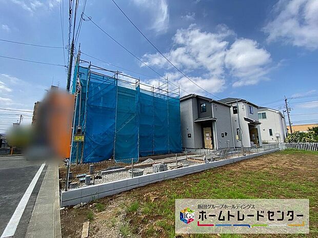 【前面道路含む現地写真】☆街に溶け合う美しい景観を生みだしているにも関わらず、採光や風通しを考えて設計された間取り。近隣との視線を考え、街全体で調整される窓位置。外観だけでなく、そこに住まうご家族の心地よさを最優先しました。