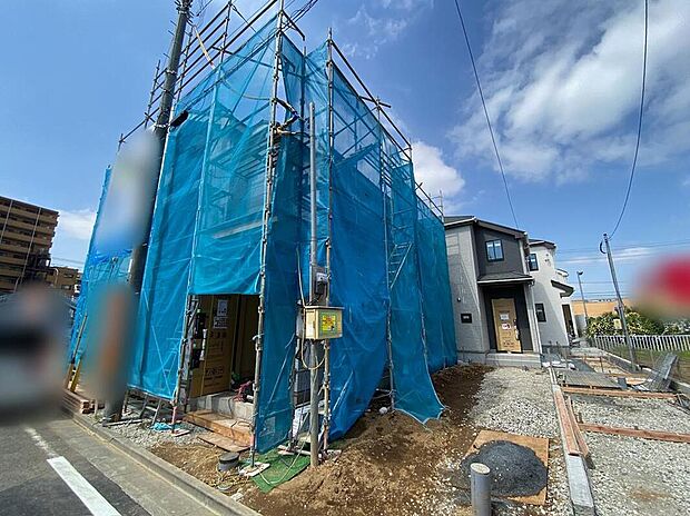 【現地外観写真】☆住む人を映し出す洗練された佇まいは、いつまでも輝き続けながらいつしか街の風景に溶け込んでいきます。デザイン・目に見える設備面も大切ですが、耐震構造で地震に強い家の為、次代へ繋ぐ強固な住宅です。
