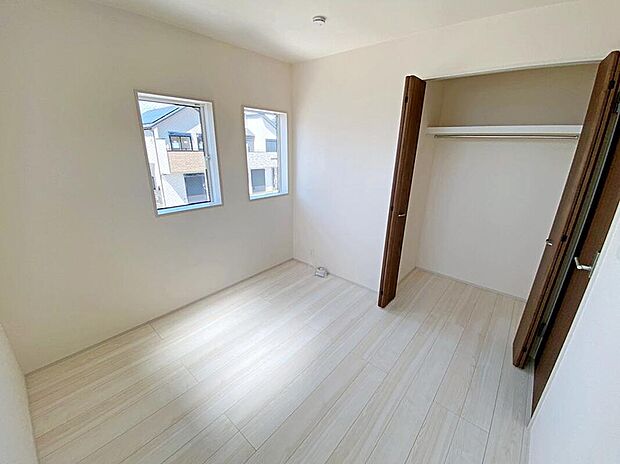 【リビング以外の居室】一人にひと部屋？収納？書斎？趣味部屋？あるいは客室？部屋数の多い間取りは、家族構成やライフステージの変化にも柔軟な対応を可能にし、家族の選択肢を広げます。