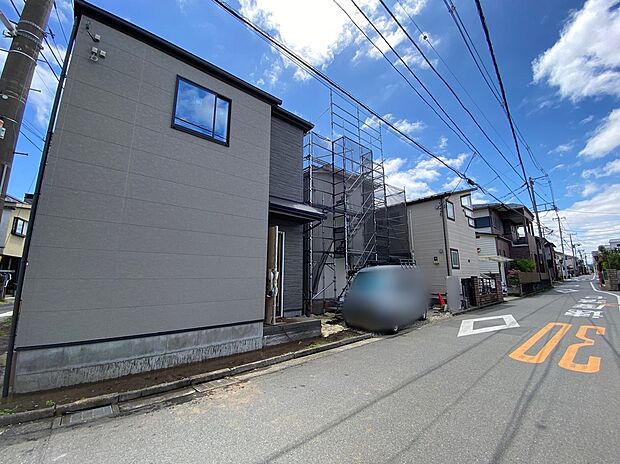 【前面道路含む現地写真】☆前面道路は車通りが多くないので、車庫入れが苦手な方でも安心して入れられます。敷地の空いたスペースには、家族の自転車を駐輪したり、来客用の駐車スペースとしてもお使いいただけます。