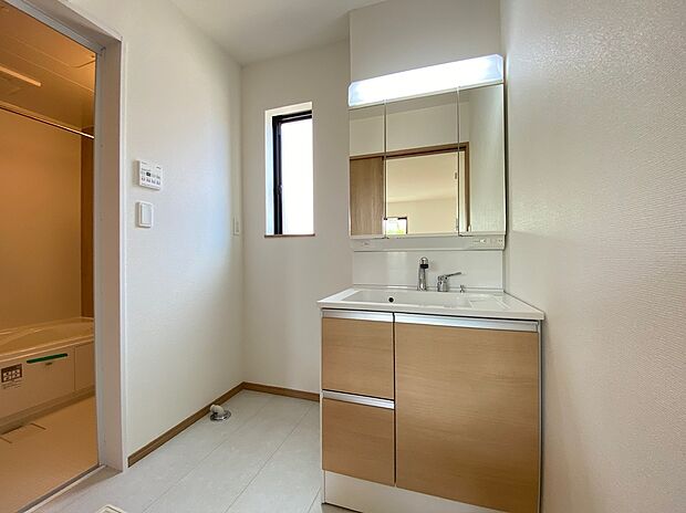 【☆Powder Room☆ 】~Washroom~
明るく清潔感溢れるサニタリースペース。毎日使う場所だからこそ、快適な空間となっております。