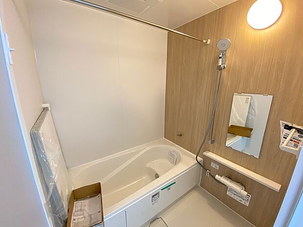 【☆System Bath☆ 】~Bathroom~
毎日の疲れを癒す浴室は1坪タイプです。足を伸ばしてゆっくりとくつろげます。窓があるので、湿気もこもらないのも、うれしいですね♪