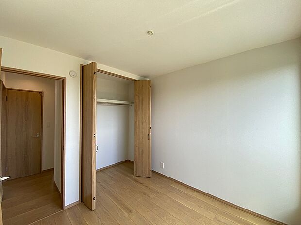 【☆Room☆ 】~Room~
充分な広さの収納を備え、普段使いの洋服も選ぶのが楽しくなりそう♪採光良好な洋室は、快適空間。プライベートの時間もゆったりお寛ぎ頂けそうです。