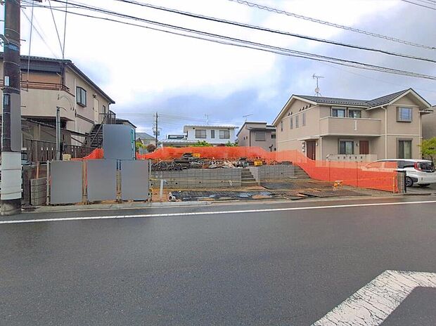 【前面道路含む現地写真】南道路に面しているので日当たり良好♪
子育ても、暮らしも、のびのび安心。教育環境・快適設備・省エネ性能が備わったお住まいです♪
