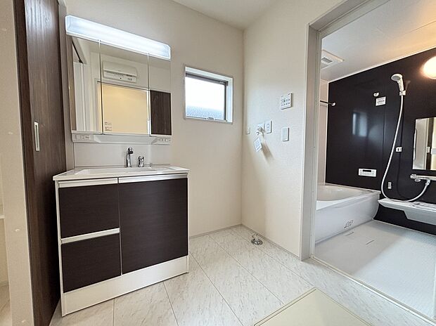 【☆Powder Room☆ 】☆Powder Room☆
収納スペースもバッチリなこちらの洗面化粧台。忙しい朝の時間にお役立ち!化粧品やヘアケア用品など細かな物もしっかり収納しておけるから「あれ?アレどこだっけ?」がなくなること間