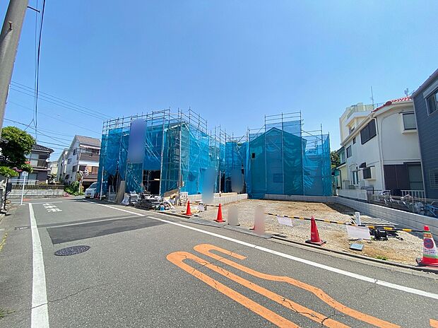 【現地外観写真】☆街に溶け合う美しい景観を生みだしているにも関わらず、採光や風通しを考えて設計された間取り。近隣との視線を考え、街全体で調整される窓位置。外観だけでなく、そこに住まうご家族の心地よさを最優先しました。