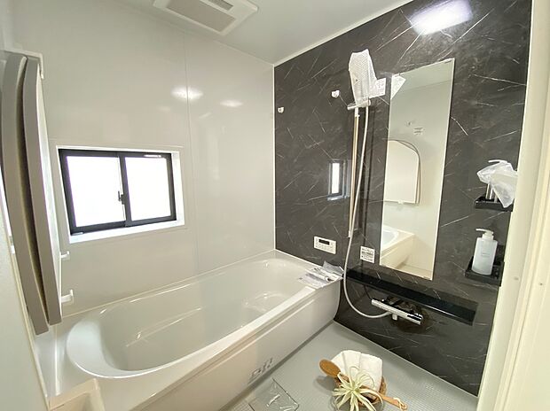 【☆System Bath☆ 】☆System Bath☆
『一日の疲れを落としてくれる場所は、一番落ち着く場所でなければならない』高級感溢れるカラーと大きさ・柔らかな曲線で構成された半身浴も楽しめるバスタブの心地よさを是非!!