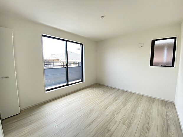 【☆Room☆ 】☆Room☆
バルコニーに面したお部屋は、通風・採光共に良好な上、解放感タップリ♪
明るいお部屋は住まう人の心も明るくしてくれますね☆