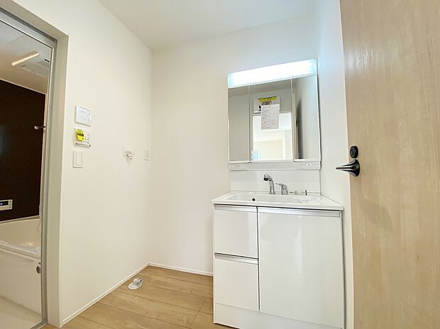 【☆Powder Room☆ 】☆Powder Room☆
十分な大きさの洗面台は収納もさる事ながら、身だしなみチェックや歯磨きなど、朝の慌ただしい時間でもホテルライクなスペースで余裕とゆとりを感じて頂けます。