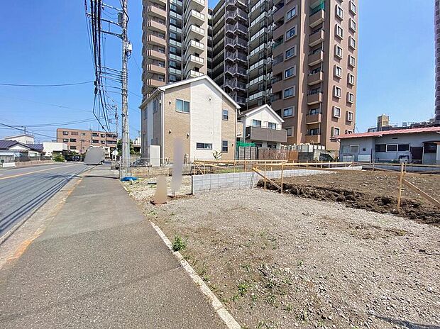 【前面道路含む現地写真】☆街に溶け合う美しい景観を生みだせるシンプルシックでおしゃれな外観と住み心地を考え貫いた設計!「ゆとりある落ち着いた暮らし」を叶えます♪