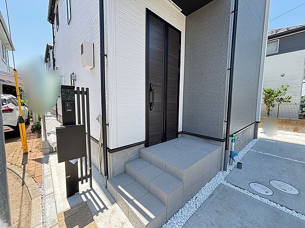 【現地外観写真】☆ひとたび扉を開けばそこに待っているのは上質な空間とマイホームでの新生活をイメージさせる優雅なひととき。「この家なら…」ではなく「ここに住みたい♪」と思う感動をお届けいたします。