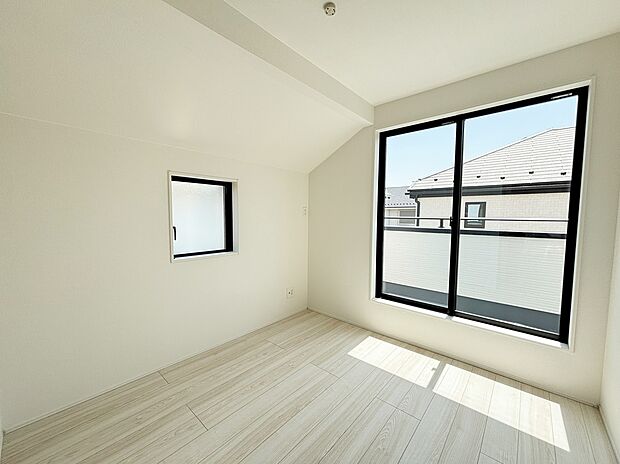 【☆Room☆】バルコニーに面したお部屋は、通風・採光共に良好な上、解放感タップリ♪
明るいお部屋は住まう人の心も明るくしてくれますね☆