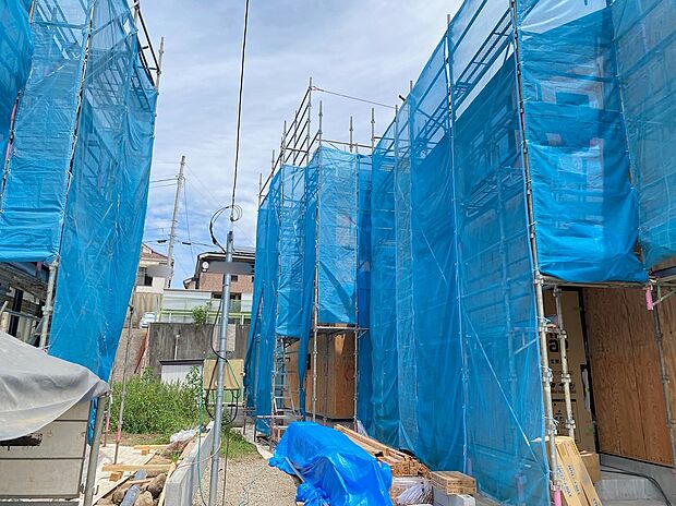 【現地外観写真】☆街に溶け合う美しい景観を生みだしているにも関わらず、採光や風通しを考えて設計された間取り。近隣との視線を考え、街全体で調整される窓位置。外観だけでなく、そこに住まうご家族の心地よさを最優先しました。