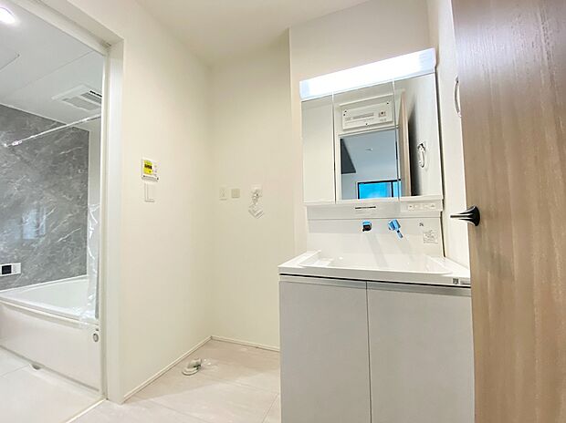 【☆Powder Room☆ 】☆Powder Room☆
収納スペースもバッチリなこちらの洗面化粧台。忙しい朝の時間にお役立ち!化粧品やヘアケア用品など細かな物もしっかり収納しておけるから「あれ?アレどこだっけ?」がなくなること間